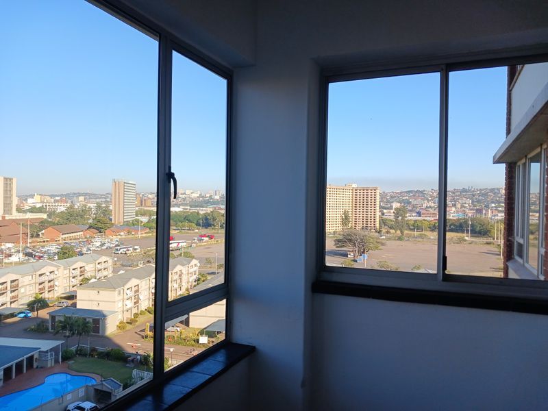 Immaculate 1 Bedroom Shareblock flat one block from Durban Promenade and Sun Coast Complex - Photo 3