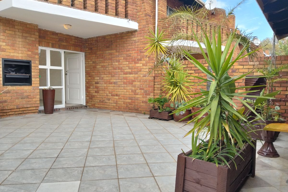 3 Bedroom spacious townhouse for sale in Bedford Gardens - Photo 2