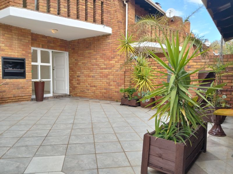 3 Bedroom spacious townhouse for sale in Bedford Gardens - Photo 2