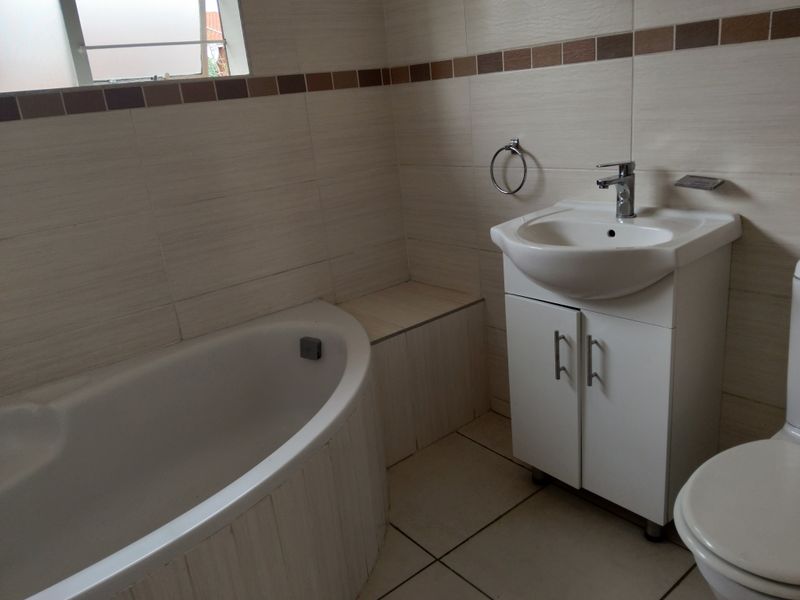 3 Bedroom spacious townhouse for sale in Bedford Gardens - Photo 10