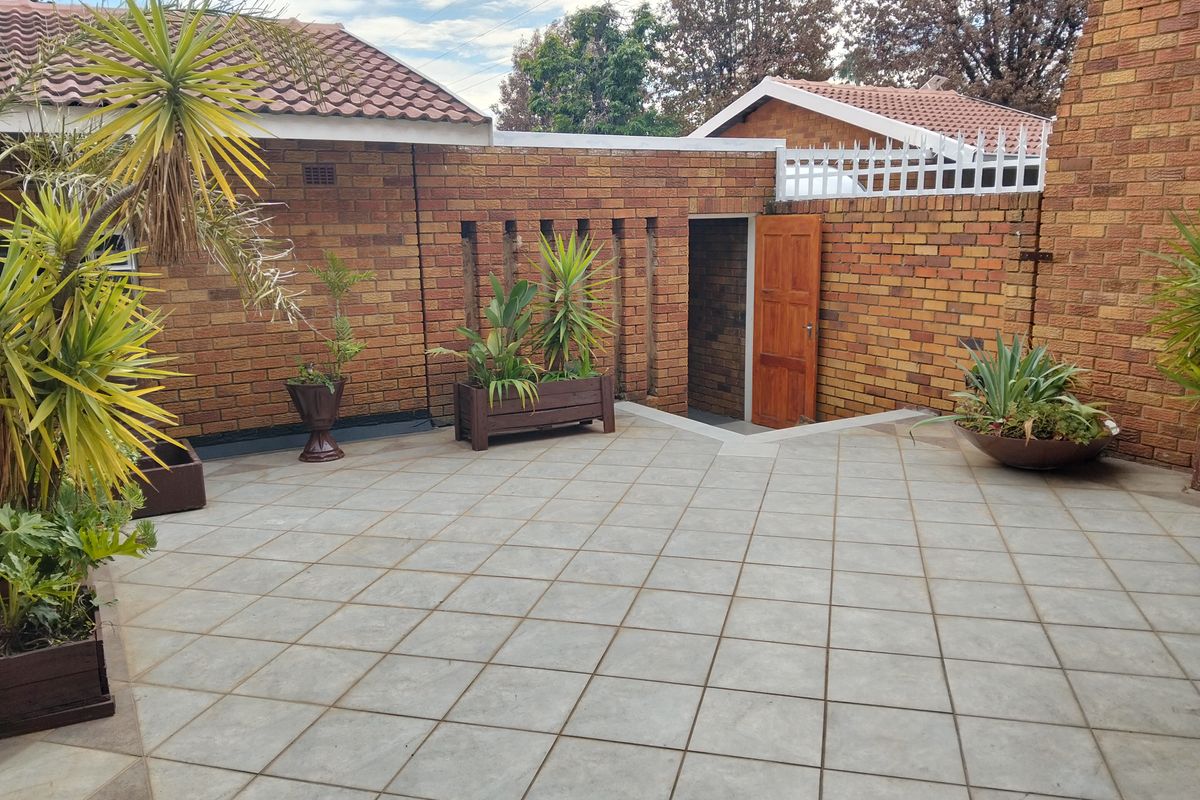 3 Bedroom spacious townhouse for sale in Bedford Gardens - Photo 3