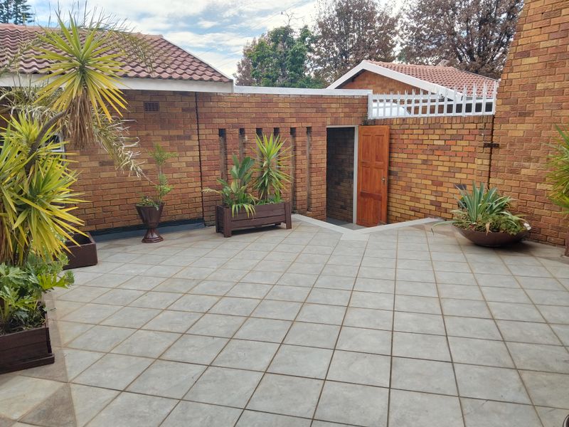 3 Bedroom spacious townhouse for sale in Bedford Gardens - Photo 3