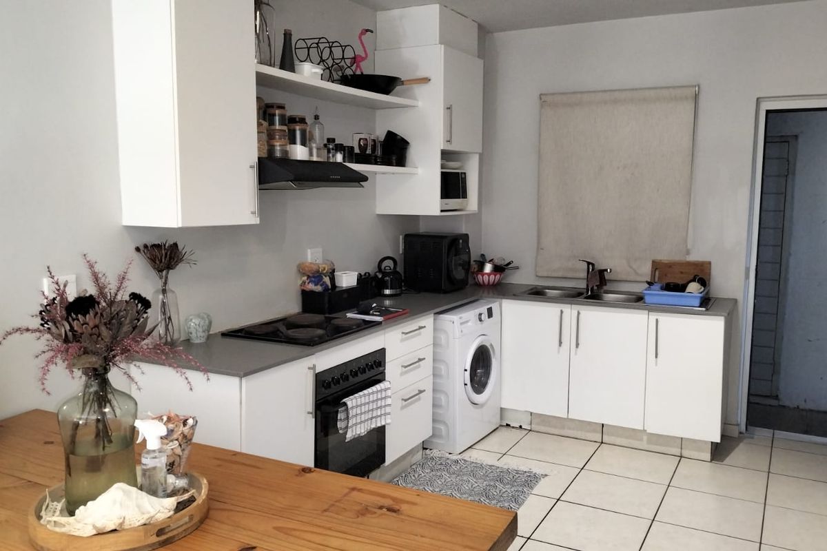 Charming 2-bedroom garden apartment for a great investment or starter home! - Photo 3