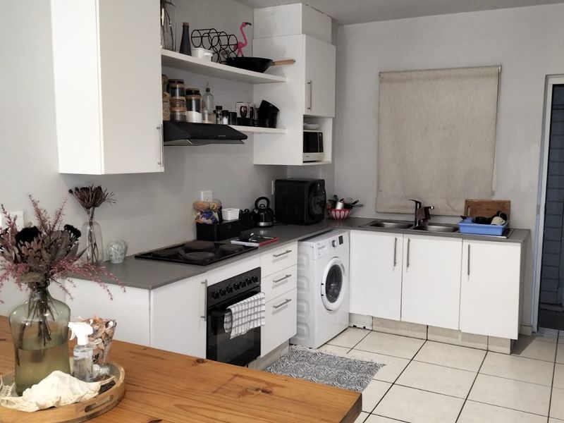 Charming 2-bedroom garden apartment for a great investment or starter home! - Photo 3