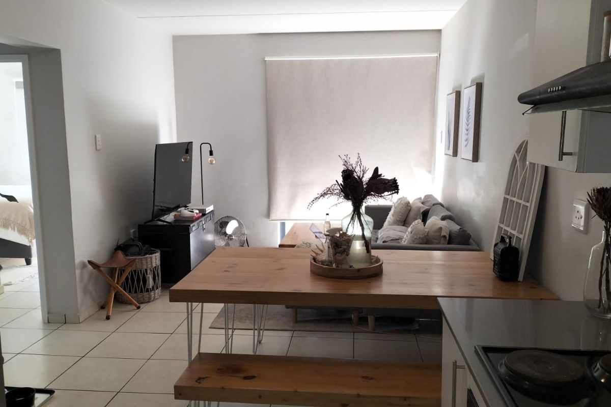 Charming 2-bedroom garden apartment for a great investment or starter home! - Photo 4