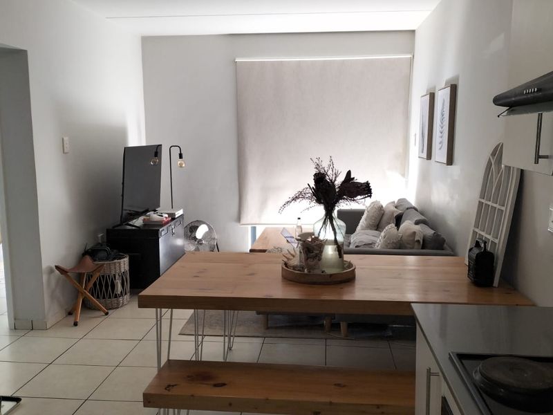 Charming 2-bedroom garden apartment for a great investment or starter home! - Photo 4