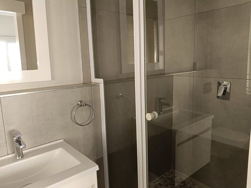 Modern apartment in Manor Estates - Investment or starter home! - Photo 10