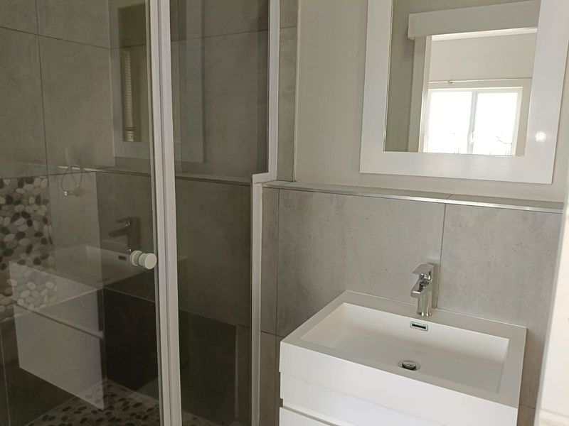 Modern apartment in Manor Estates - Investment or starter home! - Photo 8