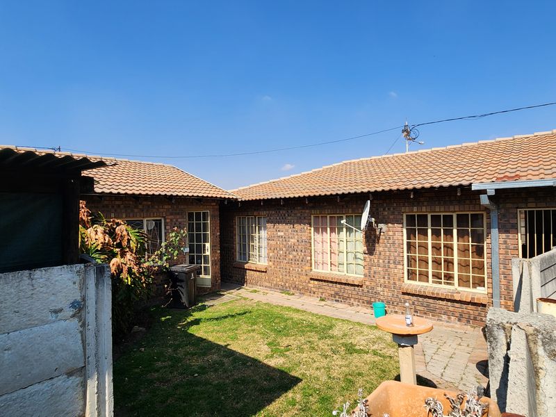 5 Rental Units Across 2 Stands – Ideal for Investors - Photo 3