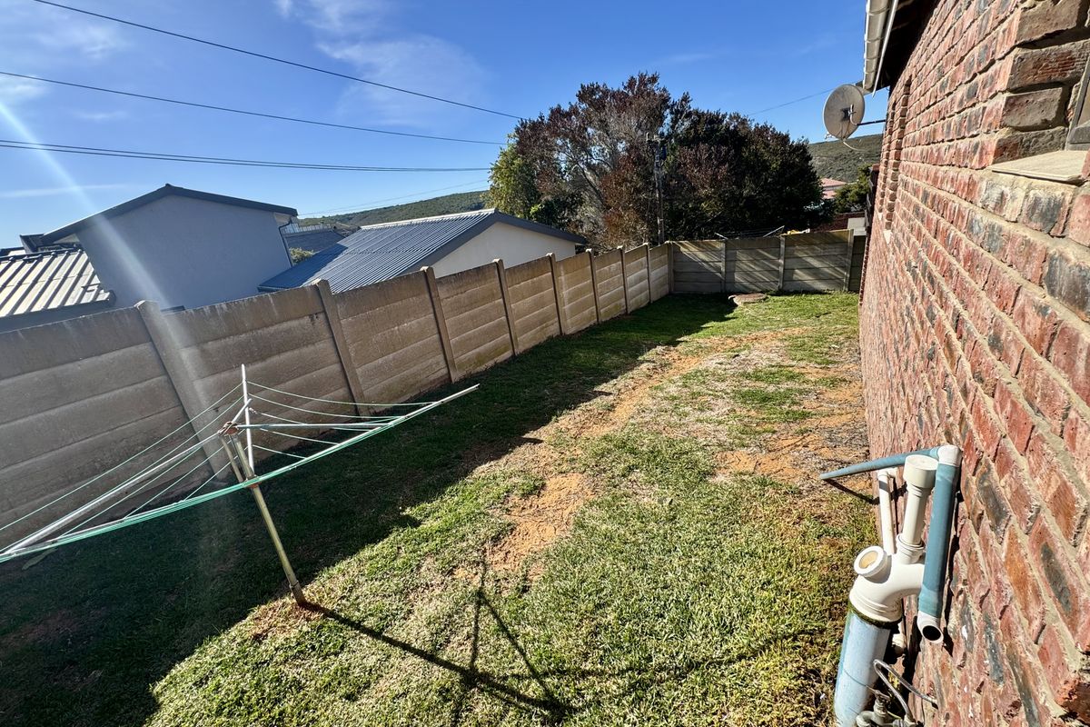 Renovator’s Dream in a Sought-After Location - SOLE MANDATE - Photo 5