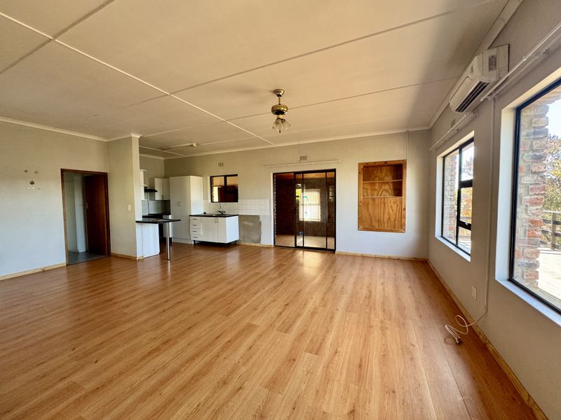 Renovator’s Dream in a Sought-After Location - SOLE MANDATE - Photo 2