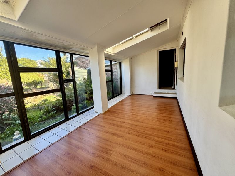 Renovator’s Dream in a Sought-After Location - SOLE MANDATE - Photo 10