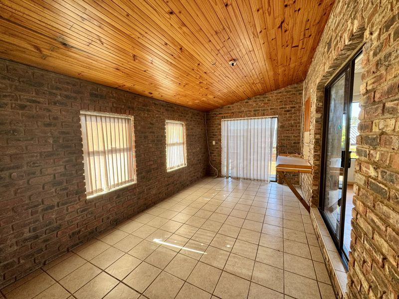 Renovator’s Dream in a Sought-After Location - SOLE MANDATE - Photo 7