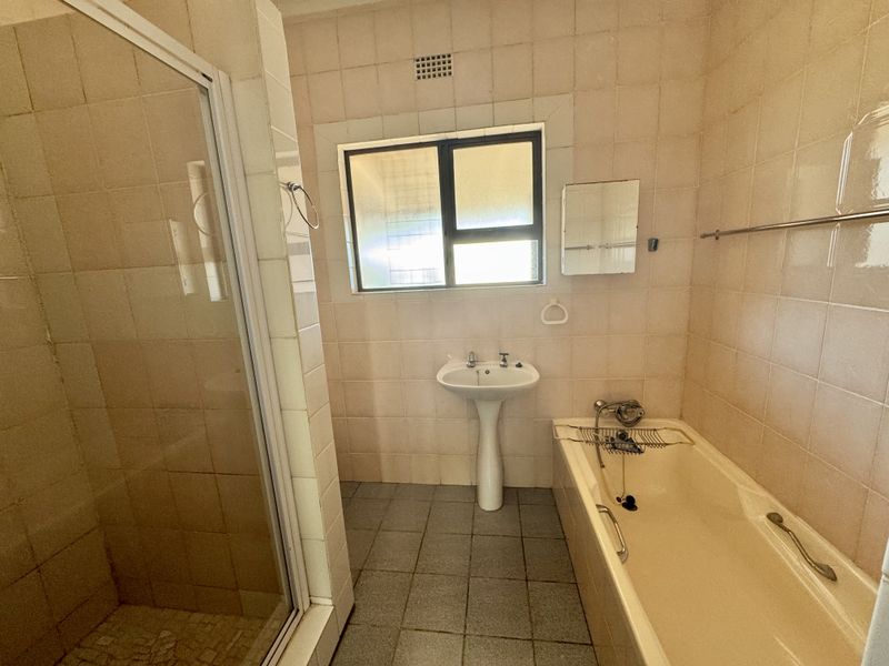 Renovator’s Dream in a Sought-After Location - SOLE MANDATE - Photo 9