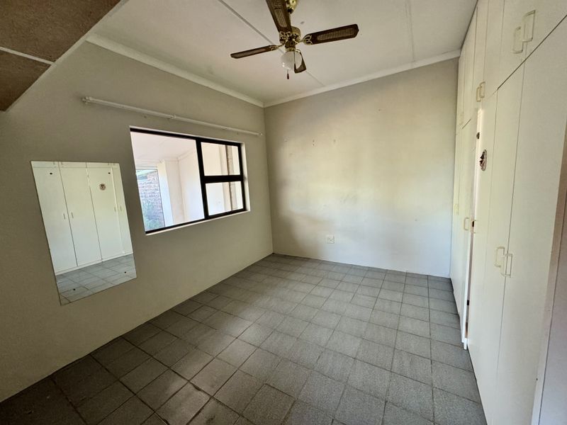 Renovator’s Dream in a Sought-After Location - SOLE MANDATE - Photo 8