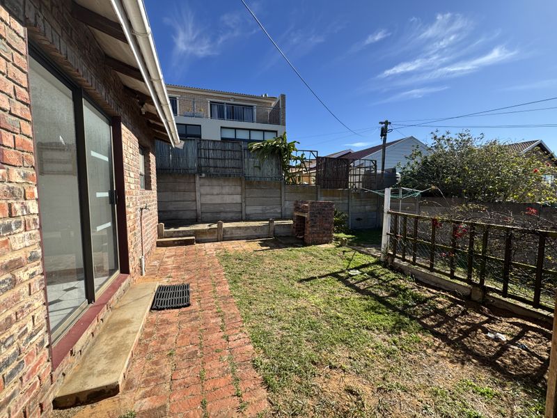 Renovator’s Dream in a Sought-After Location - SOLE MANDATE - Photo 6