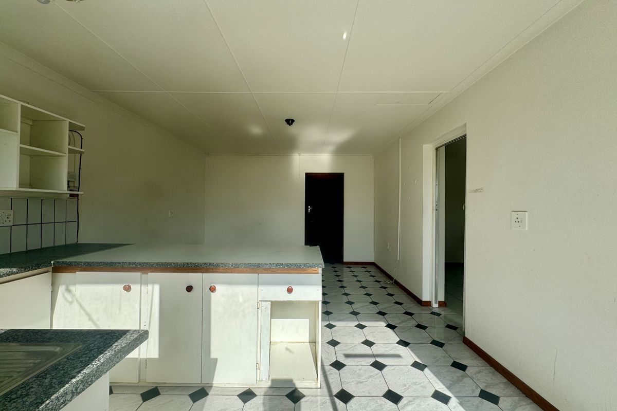 Renovator’s Dream in a Sought-After Location - SOLE MANDATE - Photo 4