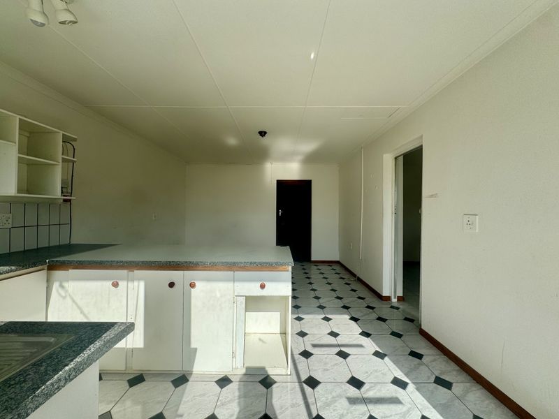 Renovator’s Dream in a Sought-After Location - SOLE MANDATE - Photo 4