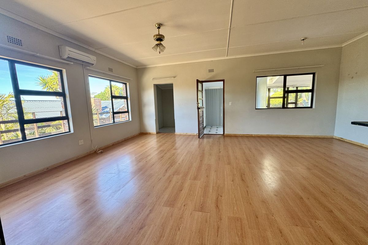 Renovator’s Dream in a Sought-After Location - SOLE MANDATE - Photo 3