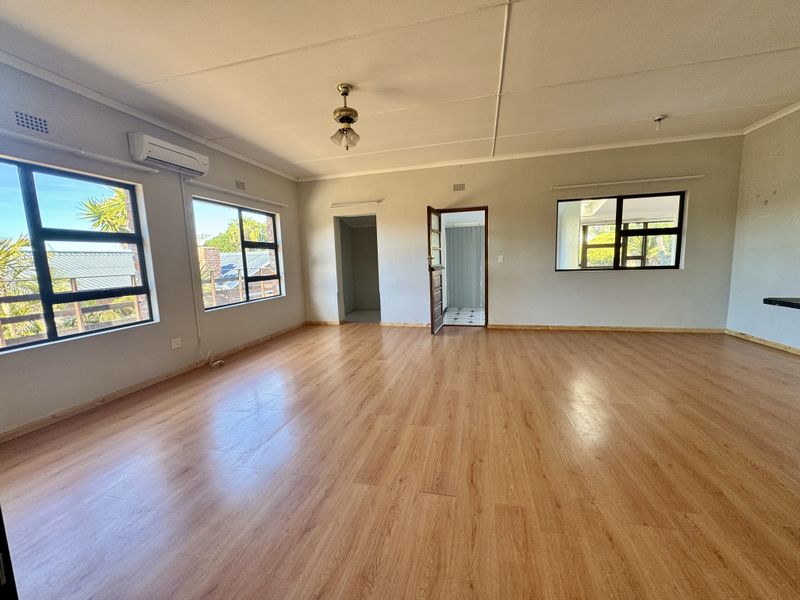 Renovator’s Dream in a Sought-After Location - SOLE MANDATE - Photo 3