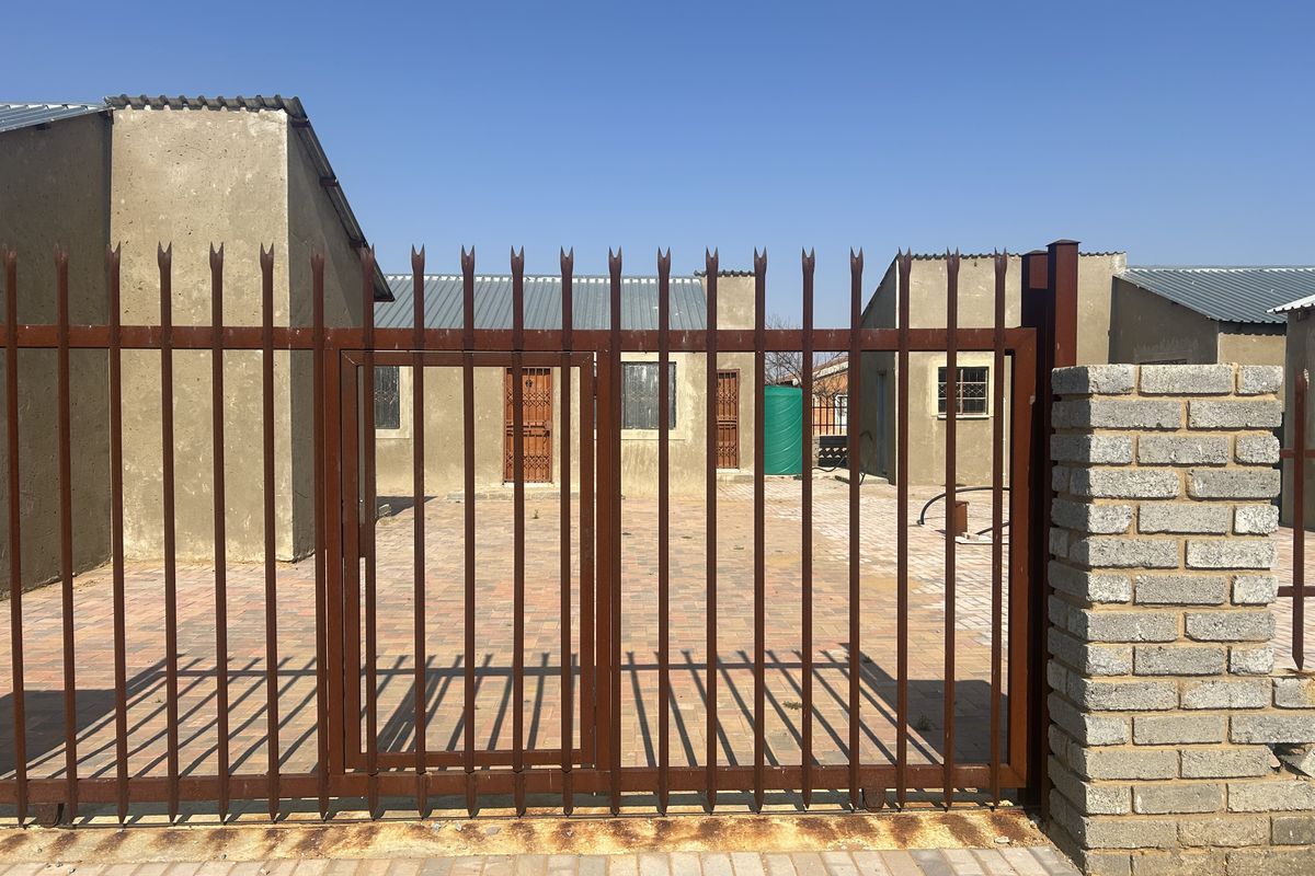 PLEASE NOTE  2 stands each with 2 houses  -stands can be sold separately for R650000. - Photo 5