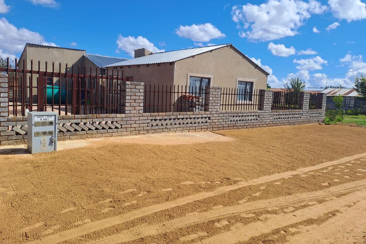 PLEASE NOTE  2 stands each with 2 houses  -stands can be sold separately for R650000. - Photo 2