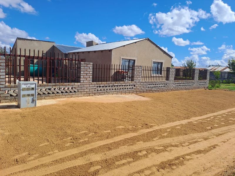 PLEASE NOTE  2 stands each with 2 houses  -stands can be sold separately for R650000. - Photo 2