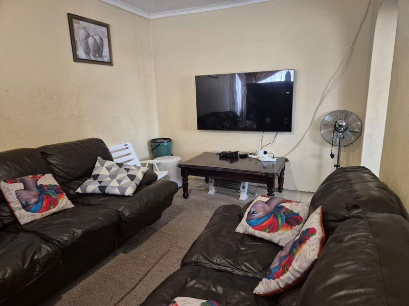 Well-Appointed 3-Bedroom Family Home in Ivy Park - Photo 5