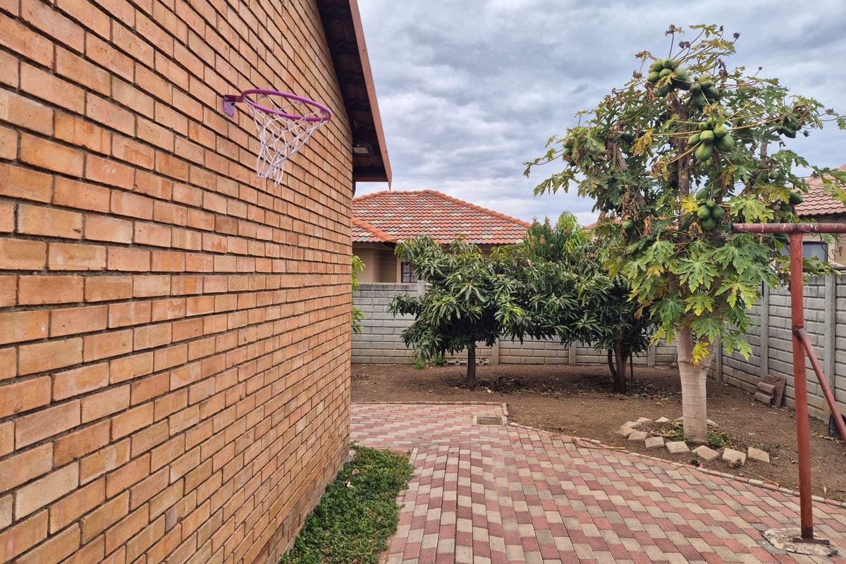 Well-Appointed 3-Bedroom Family Home in Ivy Park - Photo 3