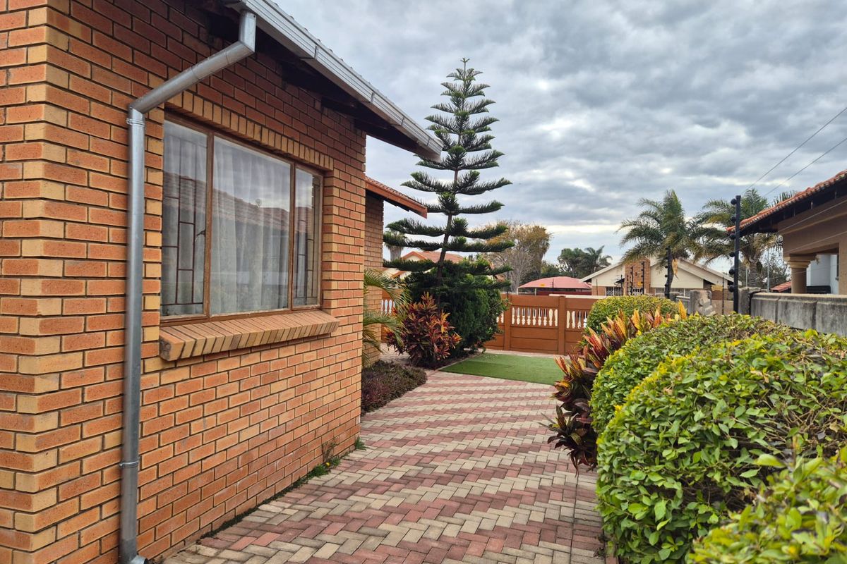 Well-Appointed 3-Bedroom Family Home in Ivy Park - Photo 2