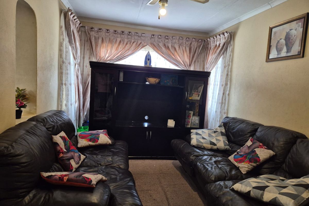 Well-Appointed 3-Bedroom Family Home in Ivy Park - Photo 4