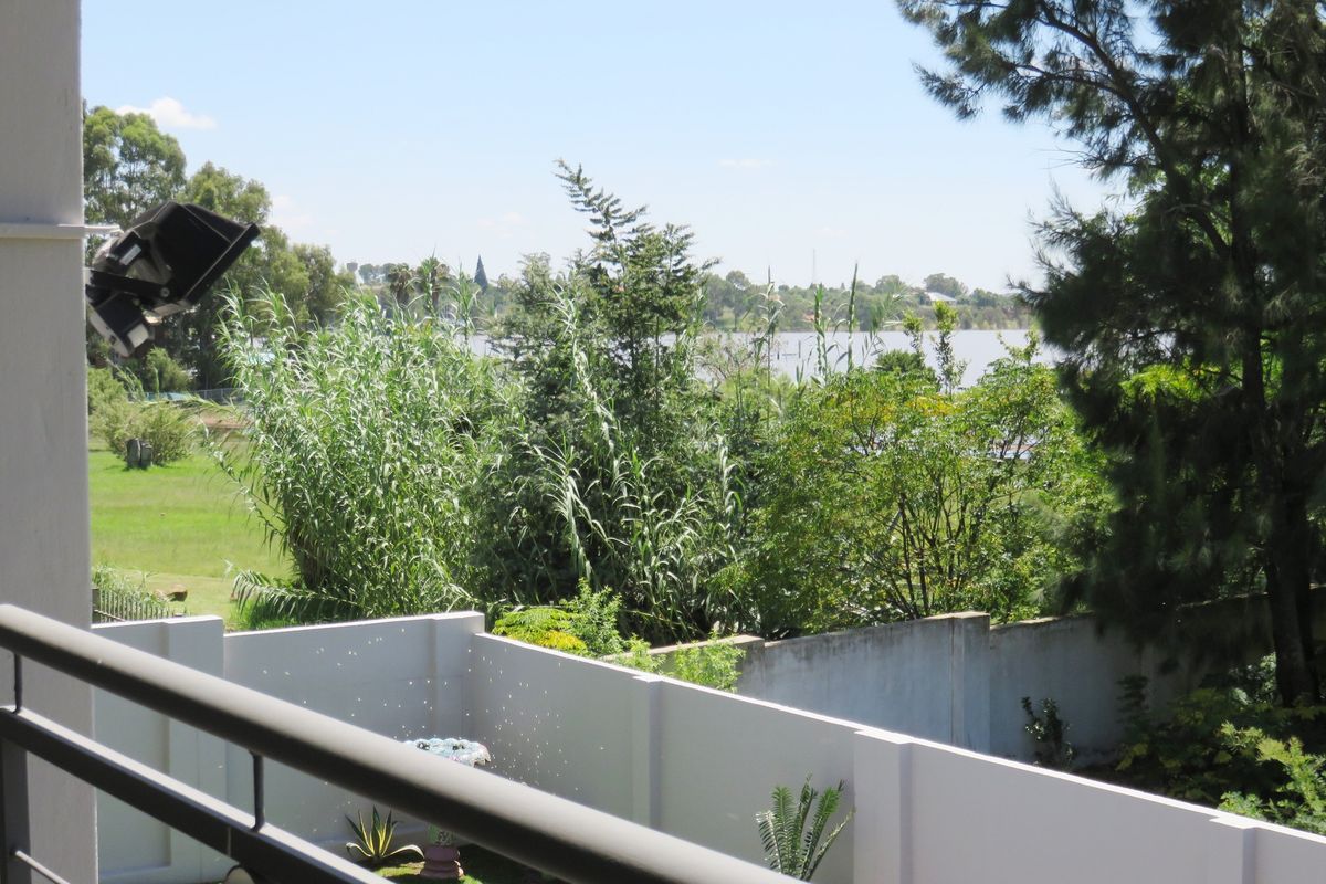 Vaal Dam Water views from this secure Townhouse in Deneysville. - Photo 3