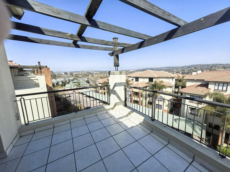 Stylish Modern Spacious Secure Flexi 3 or 2 Bed 2 Bath Apartment forever views - Photo 2