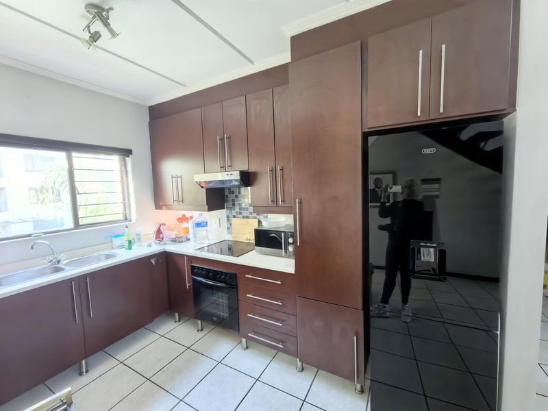 Stylish Modern Spacious Secure Flexi 3 or 2 Bed 2 Bath Apartment forever views - Photo 9