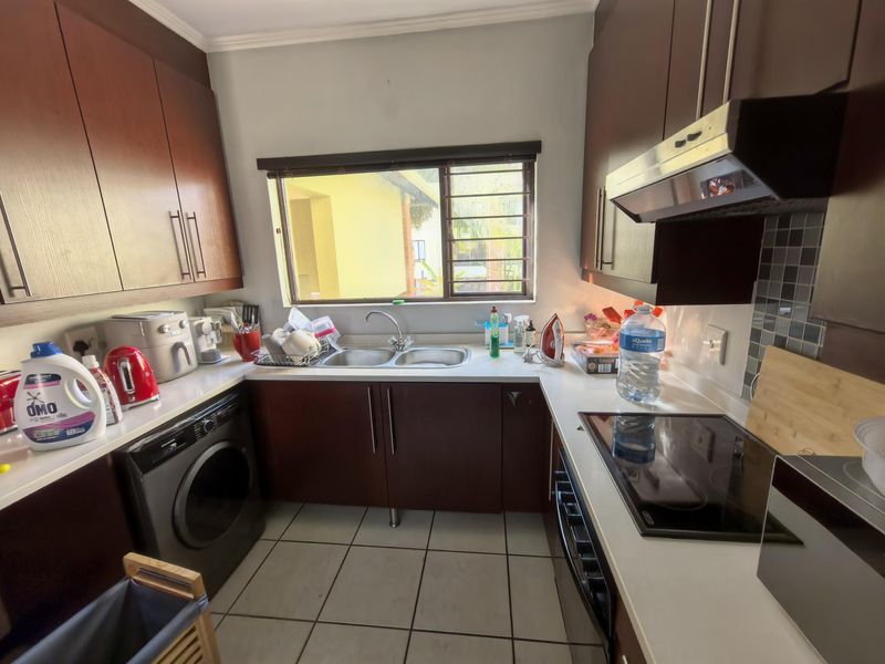 Stylish Modern Spacious Secure Flexi 3 or 2 Bed 2 Bath Apartment forever views - Photo 8