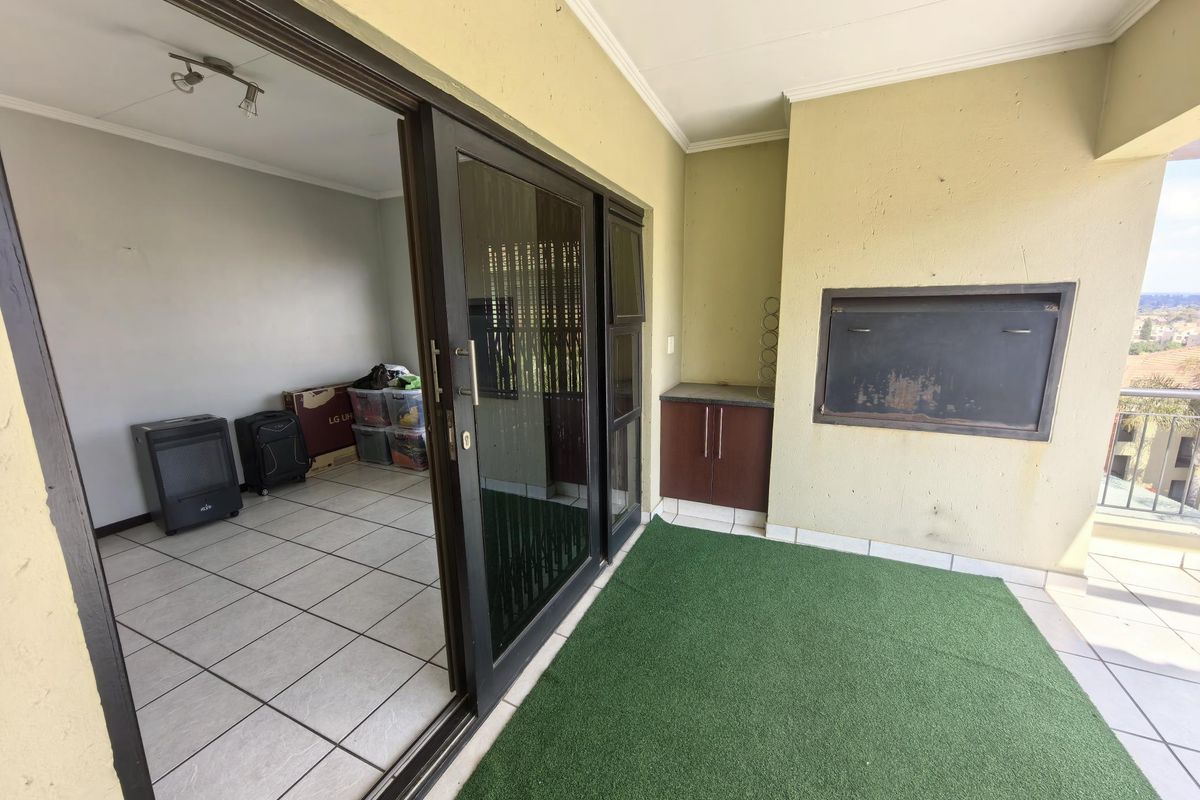 Stylish Modern Spacious Secure Flexi 3 or 2 Bed 2 Bath Apartment forever views - Photo 4