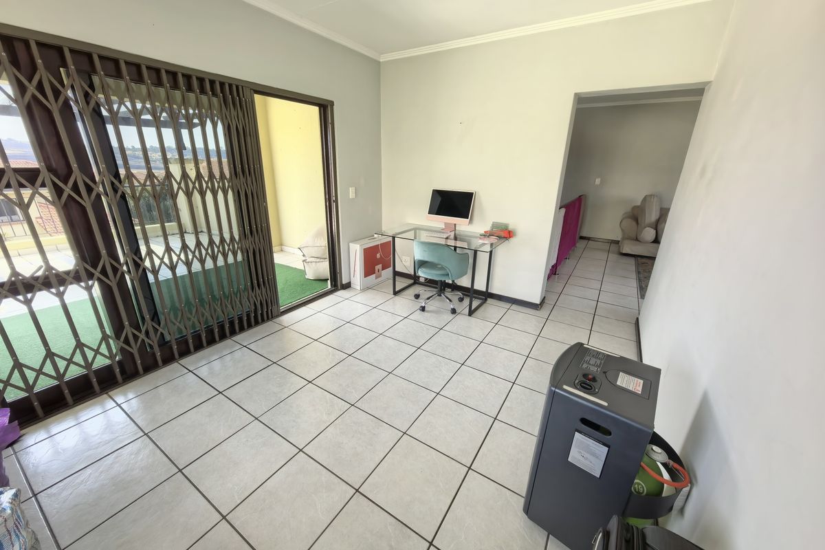 Stylish Modern Spacious Secure Flexi 3 or 2 Bed 2 Bath Apartment forever views - Photo 5