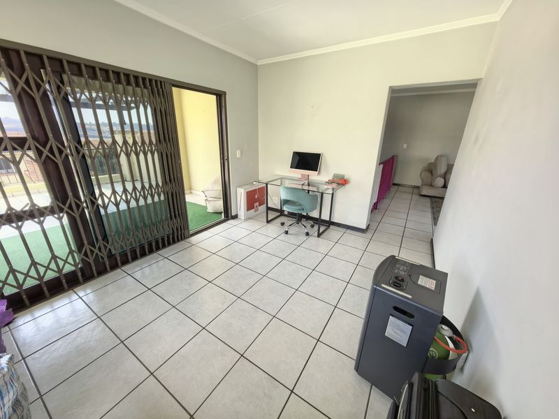 Stylish Modern Spacious Secure Flexi 3 or 2 Bed 2 Bath Apartment forever views - Photo 5