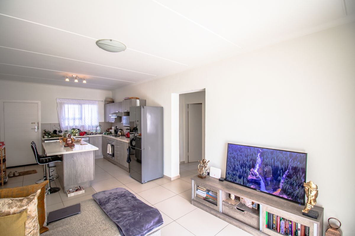 Stunning ground floor apartment - Photo 3