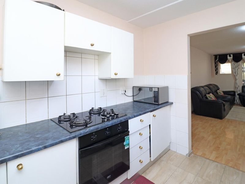 Attractive Ground Floor Apartment in San Pablo Complex - Photo 3