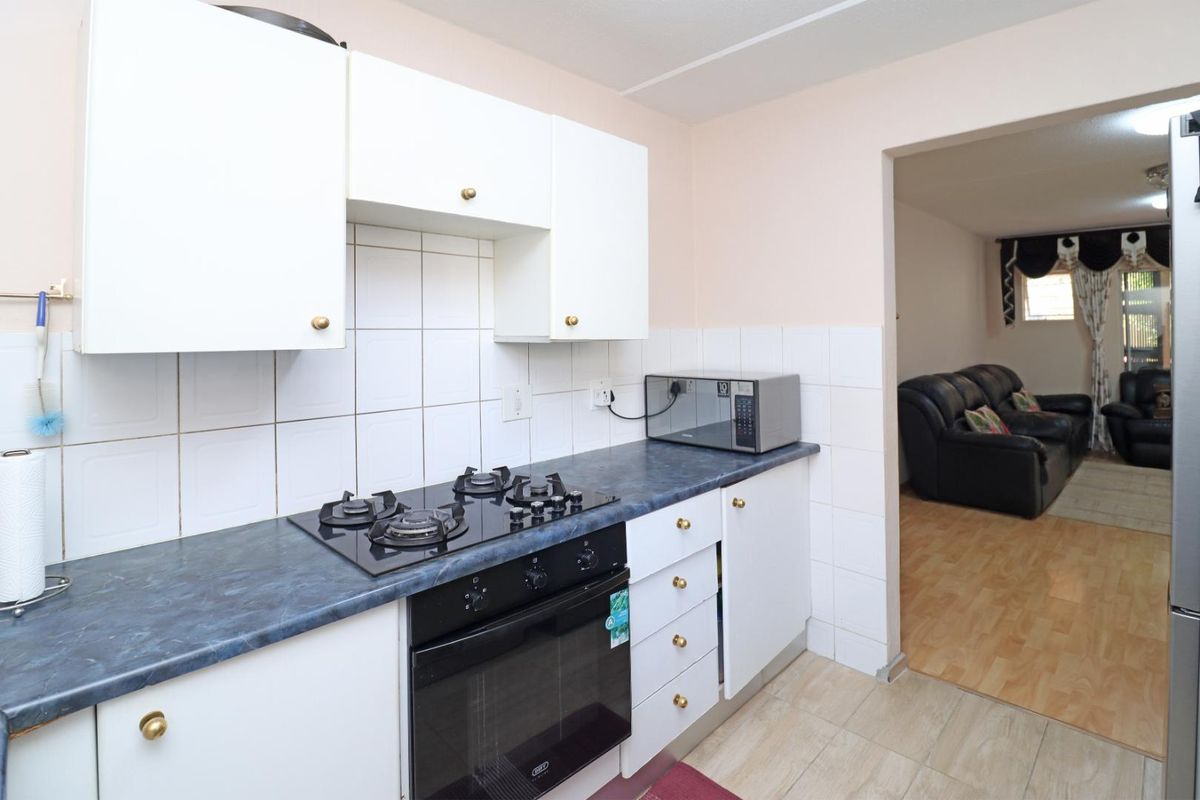 Attractive Ground Floor Apartment in San Pablo Complex - Photo 3