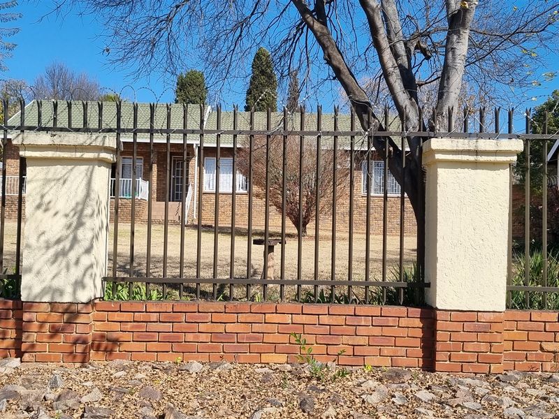 Excellent & Ideal Location! - Photo 5