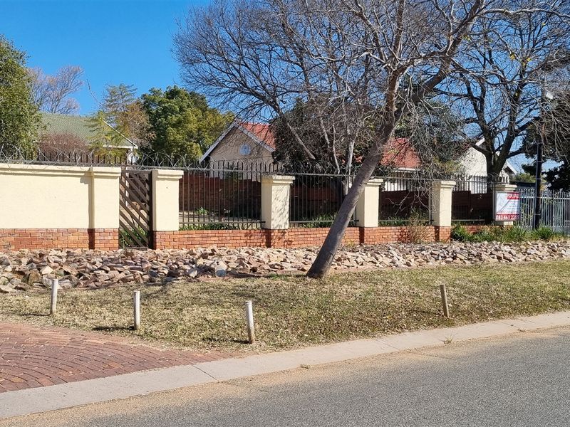 Excellent & Ideal Location! - Photo 6