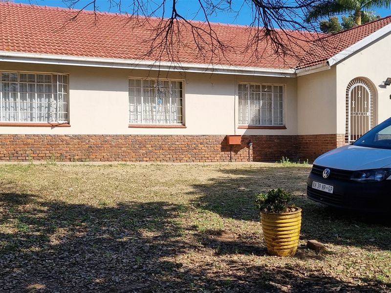 Excellent & Ideal Location! - Photo 2