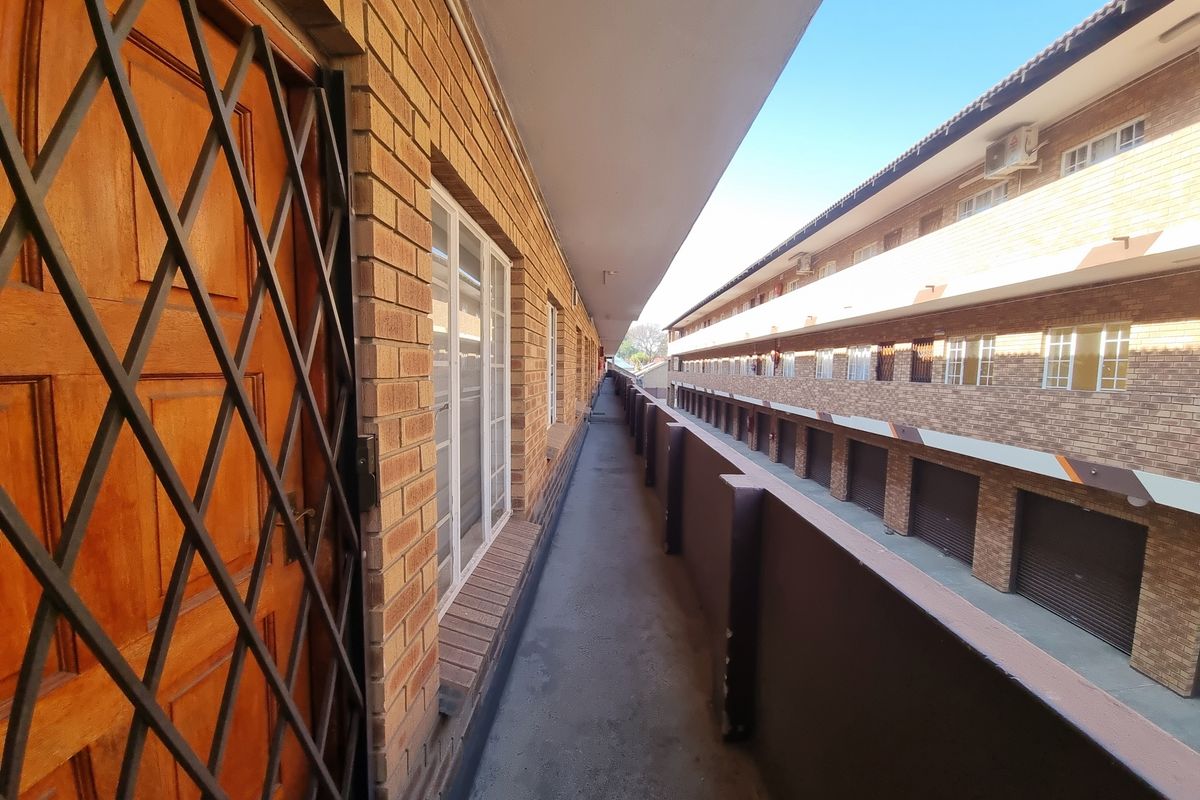 Charming 1-bedroom apartment in Lower Bo-dorp, Rustenburg—perfect for first-time buyers or investor - Photo 3