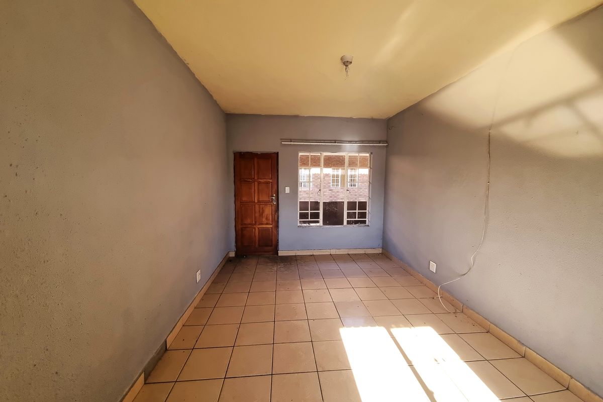 Charming 1-bedroom apartment in Lower Bo-dorp, Rustenburg—perfect for first-time buyers or investor - Photo 2