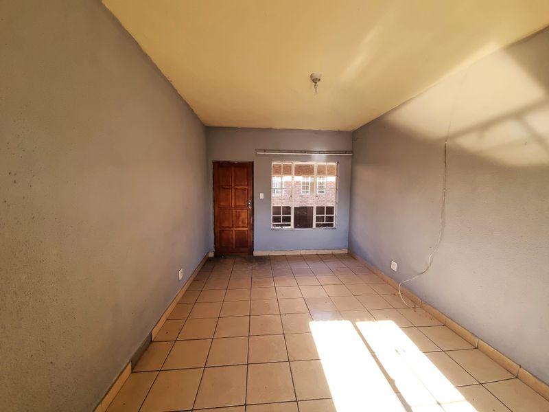 Charming 1-bedroom apartment in Lower Bo-dorp, Rustenburg—perfect for first-time buyers or investor - Photo 2