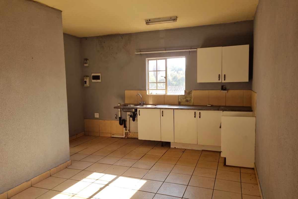 Charming 1-bedroom apartment in Lower Bo-dorp, Rustenburg—perfect for first-time buyers or investor - Photo 4