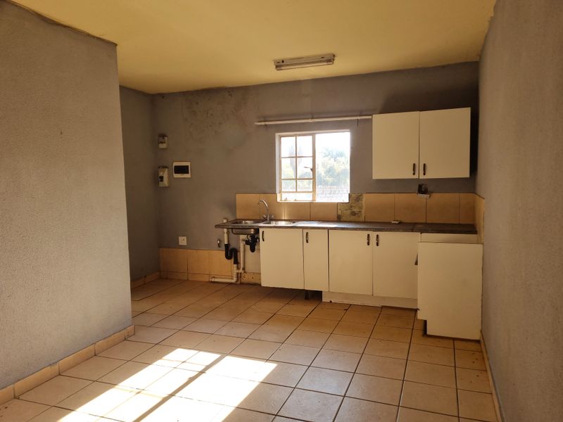 Charming 1-bedroom apartment in Lower Bo-dorp, Rustenburg—perfect for first-time buyers or investor - Photo 4