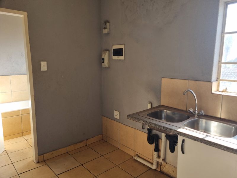Charming 1-bedroom apartment in Lower Bo-dorp, Rustenburg—perfect for first-time buyers or investor - Photo 6